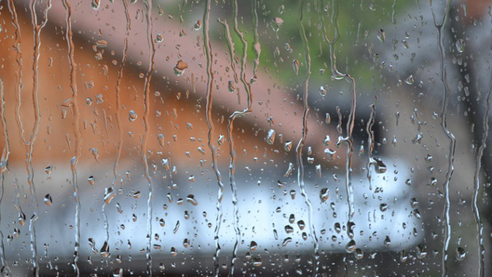 Mengecat tembok saat cuaca mendung atau hujan