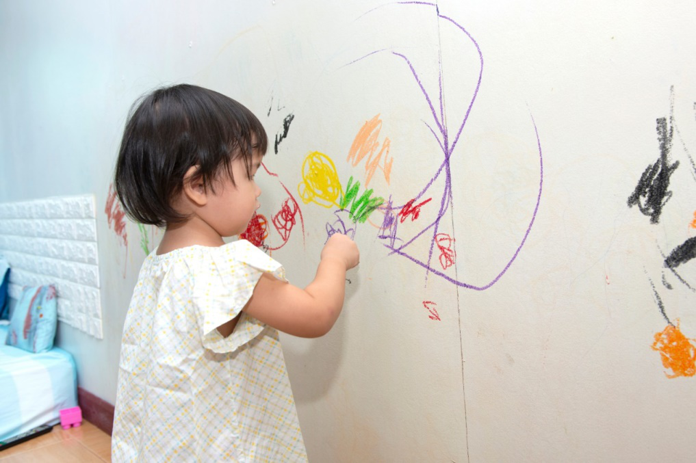 jangan marahi anak kalau corat-coret dinding